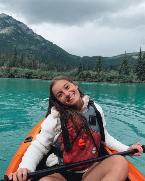 #kayaking #mountains #lake #summer #vsco #ouest #canada Cute Kayaking Pictures, Kayak Photo Ideas, Kayak Pictures Ideas Instagram, Kayaking Instagram Pictures, Kayak Instagram Pictures, Kayak Photoshoot Ideas, Kayaking Hairstyles, Kayak Poses Photo Ideas, What To Wear Kayaking Outfit