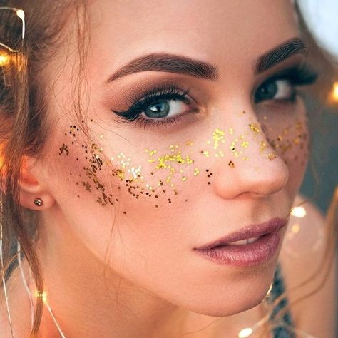 Glitter On Face Ideas, Festival Face Glitter, Glitter Makeup Festival, Glitter No Rosto, Glitter Face Makeup, Glitter Carnaval, Glitter Ideas, Festival Face Paint, Glitter Roots