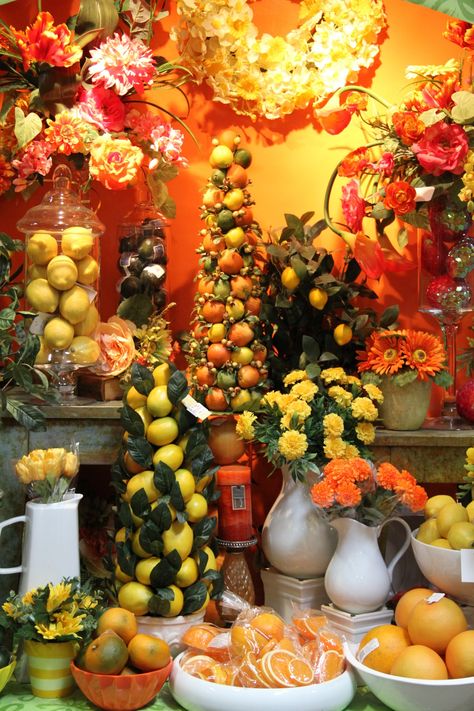 Citrus Delight Display Citrus Display, Produce Displays, Tropical Wedding Decor, Corporate Event Design, Spring Table Decor, Craft Fair Displays, Fruit Stands, Interior Display, Oranges And Lemons