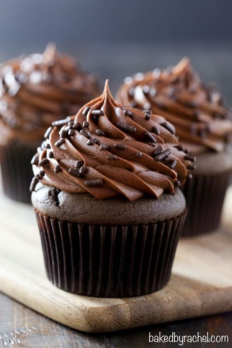 Cupcakes With Chocolate, Chocolate Cupcakes Moist, Chocolate Cream Cheese Frosting, Coconut Dessert, Homemade Snickers, Cupcake Recipes Chocolate, Brownie Desserts, Cream Cheese Frosting Recipe, Chocolate Cream Cheese