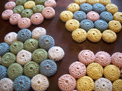 Here's the pattern - from: Dawning Dreams Blog: Bottle Cap Hot Pad Pattern Crochet Beer, Diy Bottle Cap Crafts, Crochet Hot Pads, Beer Cap, Popular Crafts, Crochet Dishcloth, Bottle Cap Crafts, Beer Caps, Crochet Potholders