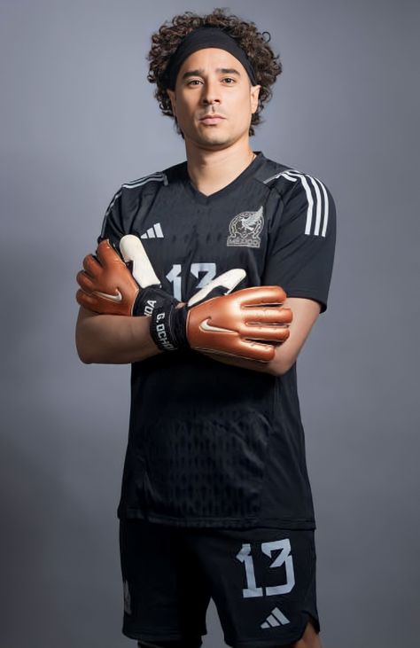 Memo Ochoa, Mexico National Team, Football Or Soccer, Best Football Players, Association Football, Qatar 2022, Club America, Soccer Guys, Different Sports