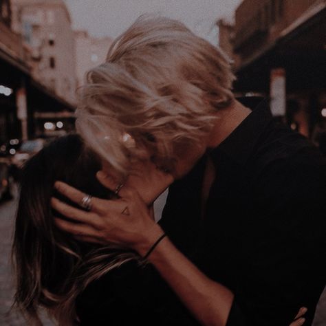 Paradis Sombre, Hawke Dragon Age, Blonde Hair Boy, Image Couple, Draco Malfoy Aesthetic, Buku Harry Potter, Girl With Brown Hair, Slytherin Aesthetic, Girl Couple