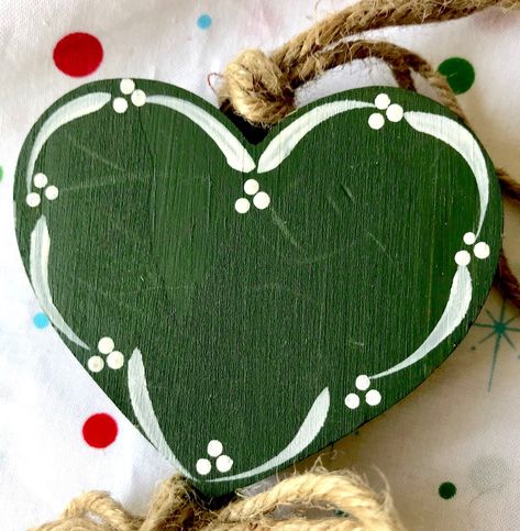 Heart Shaped Christmas Ornaments, Painted Wood Hearts, Painted Hearts On Wood, Wooden Heart Painting Ideas, Painted Wooden Hearts, Christmas Hangers, Valentine Rocks, Folk Art Heart, Folk Art Ornament