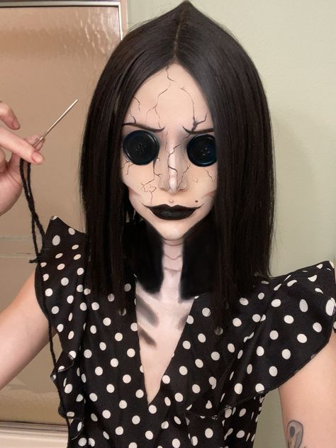 Coraline Halloween Costume, Coraline Costume, Horror Halloween Costumes, Creepy Halloween Makeup, Cute Halloween Makeup, Pretty Halloween Costumes, Couples Halloween Outfits, Holloween Costume, Halloween Makeup Inspiration