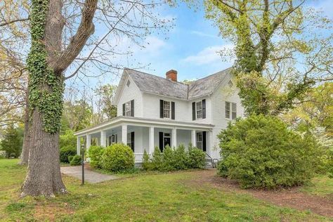 A Cool Cornucopia: 10 Authentic Farmhouses Built Before 1900 1900 Farmhouse, New England Farmhouse, Moore House, Farmhouse Architecture, Brick Fence, American Farmhouse, Wood Beam Ceiling, Cape Cod House, Southern Homes