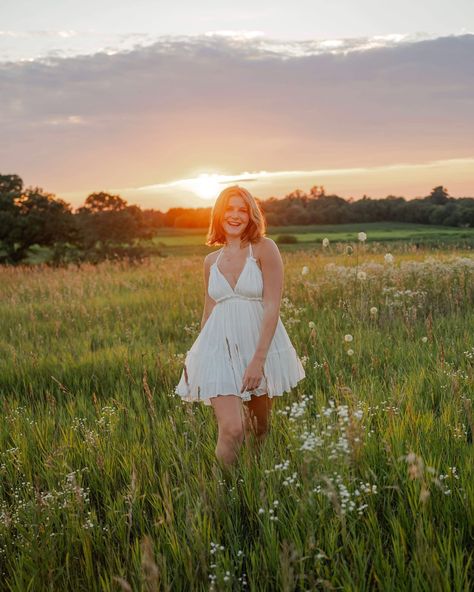 Remember that perfect sunset? It landed on Meredith’s senior picture night! Senior Picture Ideas Sunset, Sunset Instagram Pictures, Sunset Senior Pictures, Pictures Background, Photographer Marketing, Perfect Sunset, Senior Portrait Poses, Senior Photo, Senior Pics