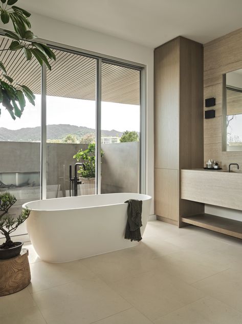 Dorothy Macik | Dorothy Macik Design Bath Window, Bathroom Big, Villas In Italy, Beach Interior, Hillside House, Sea House, Big Windows, Design Del Prodotto, Modern Bathroom Design