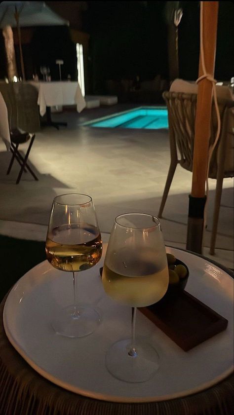 Cocktail Night Aesthetic, Wine Story, Wine Date, Pretty Alcoholic Drinks, Elegant Wine, Pretty Drinks, Instagram Ideas Photography, Lifestyle Art, Luxury Aesthetic