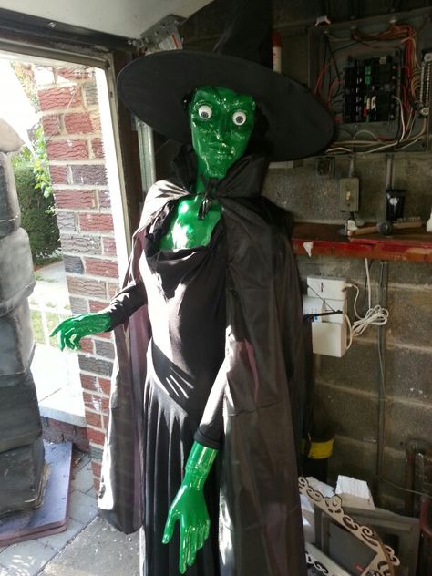 Halloween. ..mannequin turned into witch. Mannequin Halloween Decorations, Mannequin Halloween, Halloween Mannequin, Mannequin Ideas, Babymoon Photos, Haunted Halloween, Ideas For Halloween, Witch Halloween, Halloween Haunt