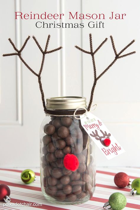 Reindeer Mason Jar Christmas Gift idea, so cute and easy. Would make a fun neighbor or teacher gift! Candy Jar Gift Ideas, Guessing Jar, Birthday Presents For Teens, Mason Jar Gifts Diy, Holiday Mason Jar, Mason Jar Christmas Gifts, Birthday Presents For Girls, Christmas Gifts To Make, Reindeer Gifts