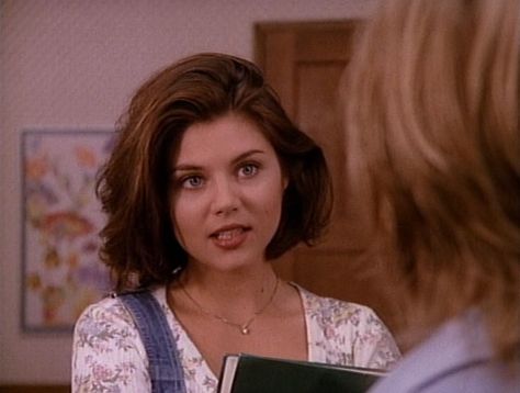 Tiffani Amber Thiessen, Valerie Malone, Beverly Hills 90210 Valerie Malone, Tiffani Amber Thiessen, Short Sassy Hair, Hair Inspiration Short, Beverly Hills 90210, 90s Hairstyles, Hair Stylies, Haircuts For Long Hair, Cut My Hair