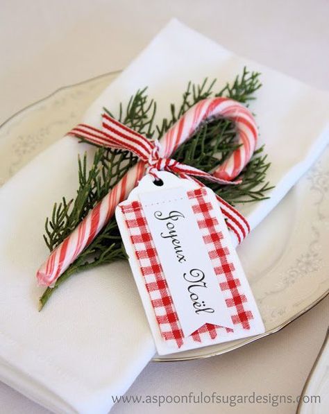 Holiday Table Setting Ideas for kids — Eatwell101 Jul Diy, Christmas Tea Party, Christmas Place, Holiday Table Settings, Christmas Tablescape, Candy Cane Christmas, Christmas Tablescapes, Christmas Tea, Christmas Table Settings