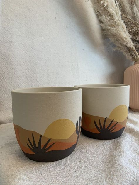 Desert Pottery Painting, Black Painted Pots, Painted Cactus Pots, Simple Ceramic Painting, Decorating Plant Pots, Cute Painted Pots, Boho Pots, Plant Pot Designs, Terracotta Pots Painted