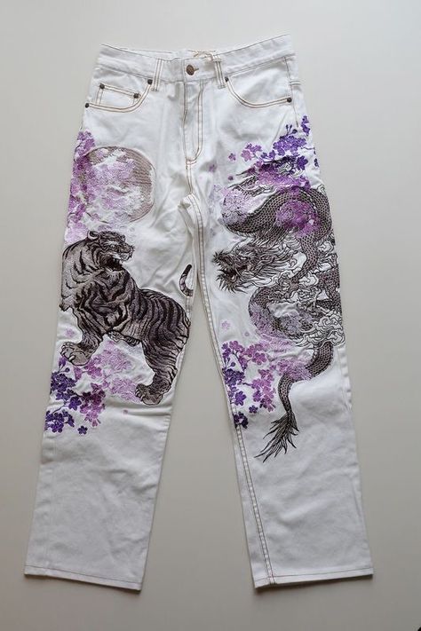 Lavender Dragon, Casual Spring Outfits, Painted Clothes Diy, Dr Shoes, Art Moon, Painted Jeans, White Denim Jeans, Painted Clothes, Jeans Diy