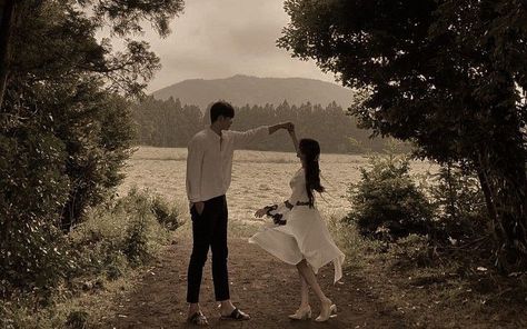 Realitionship Aesthetic, Couple Background Aesthetic, Couple Vintage, Vintage Couple, Fotografi Vintage, Vintage Couples, Feeling Pictures, Aesthetic Couple, Ulzzang Couple