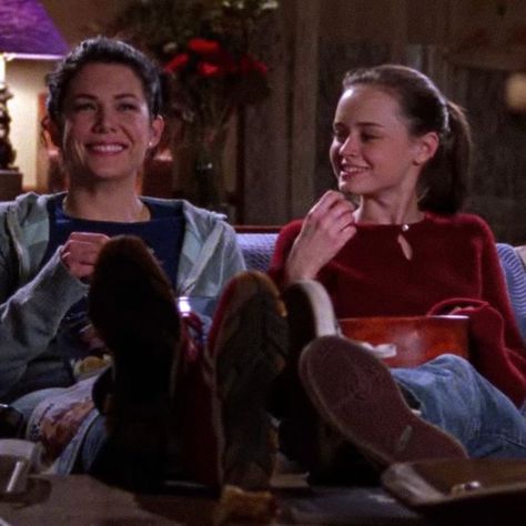 #gilmoregirls #lorelaiandrory #lorelai #lorelaigilmore #rory #rorygilmore #2000s Kaptan Jack Sparrow, Team Logan, Gilmore Girl, Lorelai Gilmore, Stars Hollow, Rory Gilmore, Moda Vintage, Best Series, Best Shows Ever