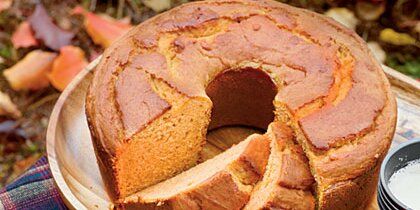 Sweet Potato Pound Cake Recipe, Eggs And Sweet Potato, Sweet Potato Pound Cake, Fall Cake Recipes, Holiday Desserts Table, Sweet Potato Cake, Cake Mug, Pound Cake Recipe, Desserts Vegan