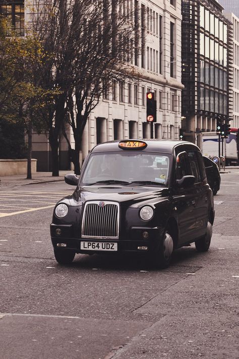 London Taxi Aesthetic, The Tube London, London Traffic, London Taxi Cab, London Elopement, London Black Cab, London Cab, London England Travel, England Aesthetic