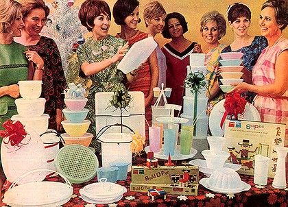 Ladies surrounding the display table at a Tupperware Party. Tupperware Party, Barbie Vintage, Vintage Memory, Photo Vintage, Vintage Tupperware, Vintage Life, Great Memories, Sweet Memories, The Good Old Days