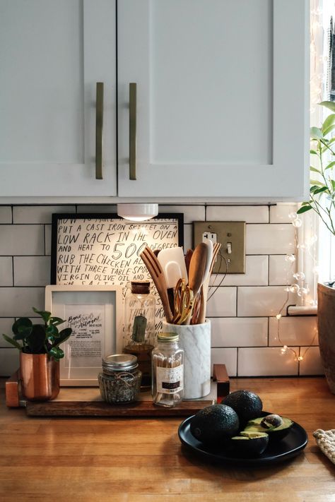 Kitchen Counter Spice Rack, Kitchen Hack Decor, Kitchen Diy Ideas, Kitchen Countertop Decor, Kitchen Counter Organization, Organize Kitchen, Kitchen Decor Inspiration, Countertop Decor, Kitchen Counter Decor