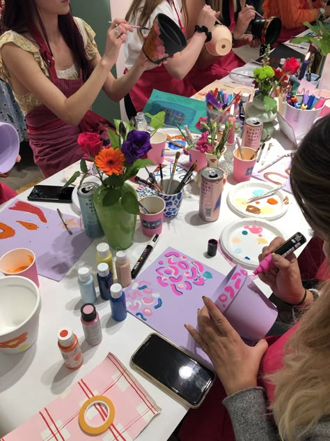 Birthday Diy Activities, Art Party Aesthetic, Little Artist Birthday Party, Craft Event Ideas, Friends Dates Ideas, Group Art Activities For Adults, Arts And Crafts For Friends, Group Diy Projects, Painting Party Aesthetic