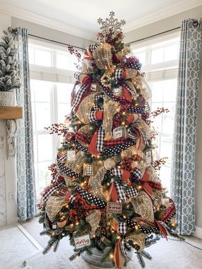 Christmas tree ideas using ribbon, buffalo check and polka dot! Christmas Reference, Christmas Tree Decorated, Plaid Christmas Decor, Tree Ribbon, Buffalo Check Christmas, Farmhouse Christmas Tree, Gold Christmas Decorations, Christmas Tree Inspiration, Ribbon On Christmas Tree