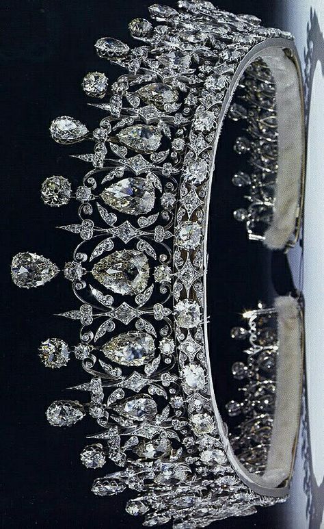 Fife Tiara first belonged to Princess Louise of Wales, the oldest daughter of King Edward VII and Queen Alexandra. Fife Tiara, The Oldest Daughter, Daughter Of King, Royal Crown Jewels, Princess Louise, Queen Alexandra, Oldest Daughter, Royal Crowns, Beautiful Tiaras