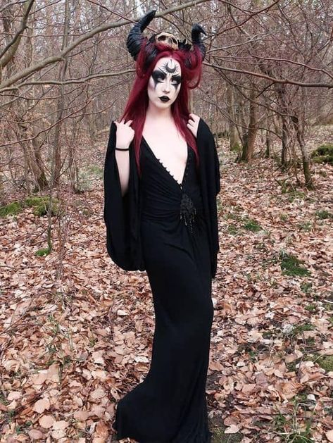 Scary Witch Costume, Halloween Costumes Women Scary, Dark Costumes, Gothic Halloween Costumes, Creepy Halloween Costumes, Popular Halloween Costumes, Horror Halloween Costumes, Autumn Witch, Gothic Costume