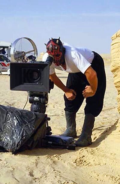 Star Wars Episode 1 Phantom Menace behind the scenes 1999 Dark Vader, Star Wars Cast, Dark Vador, I Love Cinema, Star Wars Film, The Phantom Menace, Darth Maul, Star Wars Episodes, Scene Photo