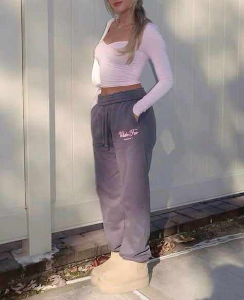 Y2k Outfits Aesthetic, Clueless Outfits, Diy Vetement, Pink Sweatpants, Sweatpants Outfit, College Fits, Trendy Outfits For Teens, Cute Preppy Outfits, Basic Fits