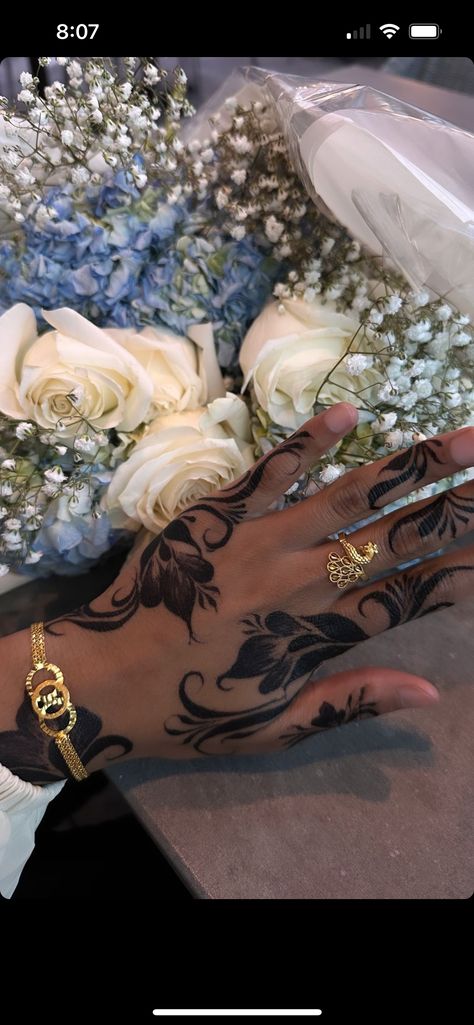 Sudan Henna Design, Henna And Nails, Henna With Nails, Sudani Henna Design, Henna Designs Black, Prom Henna, Black Henna Designs, Eid Nails, Birthday Henna