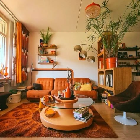 70s Living Room, 70s Interior Design, Lots Of Plants, 70s Interior, 70s House, Retro Interior Design, 70s Home, Retro Living Rooms, 70s Home Decor