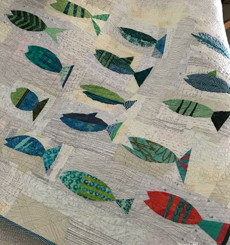 This quilt was inspired by a pattern for paper pieced fish by No Hats in the House.  I chose to improvise my fish instead.  I had fun with detailed free motion quilting and pieced background. Fish Quilt, Hawaiian Quilts, Animal Quilts, Quilt Guild, Quilting Techniques, Free Motion Quilting, Quilt Fabric, Sea Creatures, Modern Quilts