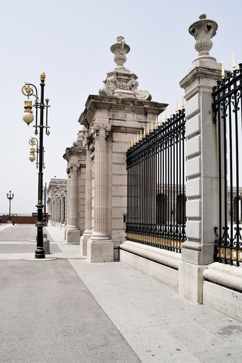 Royal Palace of Madrid Gate Design Ideas, Front Room Design, Fence Wall Design, Compound Wall Design, Townhouse Exterior, Classic Villa, Classic House Design, Main Gate Design, Door Gate Design