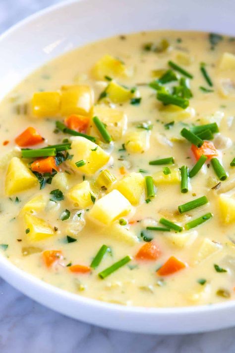 How to Make Creamy Potato Soup from Scratch Creamy Potato Soup Recipe, Homemade Potato Soup, Best Potato Soup, Winter Board, Cream Of Potato Soup, Potato Soup Easy, Creamy Potato Soup, Baked Potato Soup, Clam Recipes