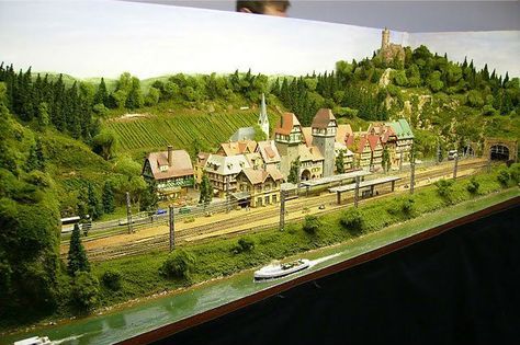 N Scale Train Layout, N Scale Layouts, Model Train Table, N Scale Model Trains, Train Platform, Ho Model Trains, Model Railway Track Plans, Hobby Trains, Train Video