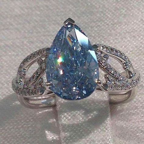 Blue Diamond Ring, Antique Engagement Rings, Pretty Rings, Stunning Jewellery, Dream Jewelry, Pretty Jewellery, Blue Diamond, Unique Rings, Amazing Jewelry