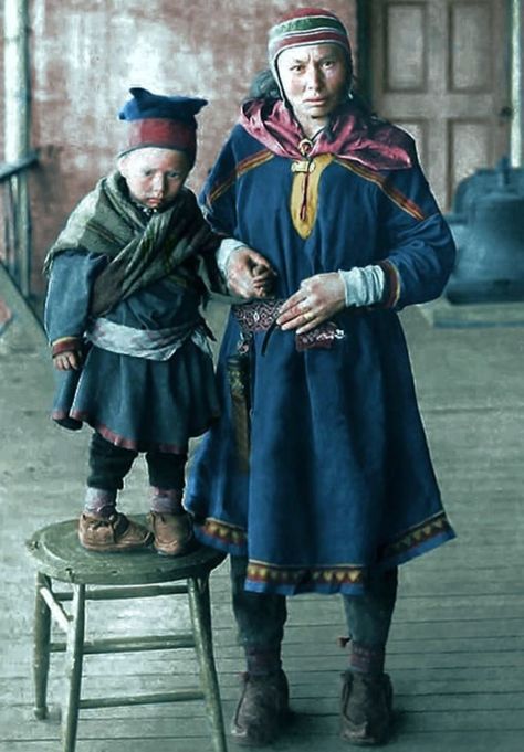 Danish Traditional Clothing, Traditional Finnish Clothing, Sami Clothing, Finnish Clothing, Scandinavian Clothing, Swedish Dress, Scandinavian Culture, Sami People, Norwegian Vikings