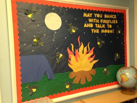 Camping Preschool bulletin board with handprint fireflies with parchment paper painted black for the wings Camping Bulletin Boards, Camping Preschool, Camping Theme Preschool, Summer Bulletin Boards, Sunday School Rooms, Camping Classroom, Camping Theme Classroom, Preschool Bulletin, Preschool Bulletin Boards