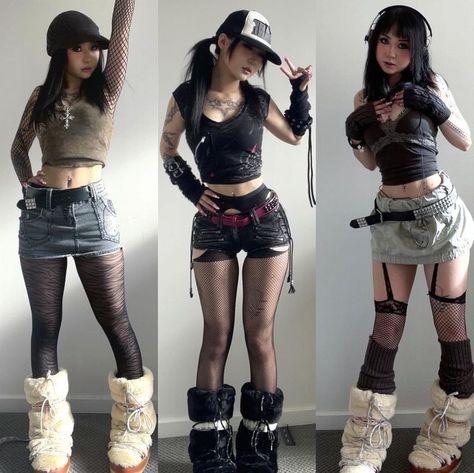 Grunge Outfits With Boots, Faux Fur Clothes, Y2k Snow Boots, Styling Snow Boots, Grunge Outfits Accessories, Grunge Y2k Skirt, Aesthetic Outfits Alt, Snow Boots Outfit Y2k, Cute Outfits Y2k Grunge