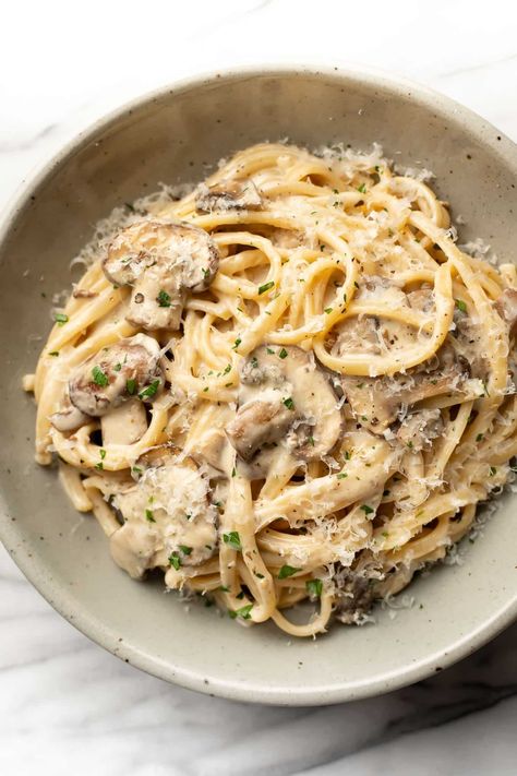 Creamy Mushroom Pasta Mushroom White Wine Sauce, Vegetarian Dinner Party, Mushroom Pasta Sauce, Mushroom Recipes Pasta, Creamy Garlic Mushrooms, Creamy Mushroom Pasta, Main Course Dishes, Best Lifestyle, Vegetarian Meal