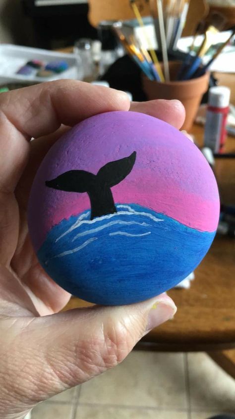 Whale tale rock Diy Easy Painting, Rock Kunst, Art Pierre, Painted Rocks Craft, Painted Rocks Diy, Rock Painting Ideas Easy, Rock Painting Patterns, Painting Rocks, Paint Rock