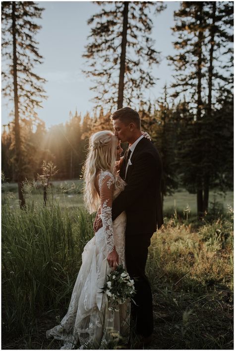 Brundage Mountain Resort Boho Wedding in McCall Idaho. Golden Hour sunset Photos #brundage #mccall #idahowedding #pnwwedding #rockymountains #bohoweddingdresses #bride #laceweddingdresses #longsleevesweddingdress #summerwedding #mountainwedding #bridestyle #bohobride Backyard Wedding Dresses, Mountain Wedding Photos, Sunset Wedding Photos, Mountain Top Wedding, Wedding Portrait Poses, Wedding Picture Poses, Mountain Wedding Colorado, Wedding Photography Styles, Sunset Wedding