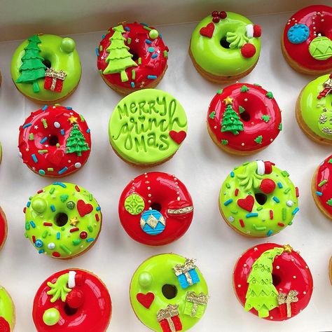 Mini Donut Recipes, Christmas Desserts Cakes, Donut Decorating Ideas, Fancy Donuts, Xmas Desserts, Christmas Treats Boxes, Christmas Donuts, Cute Christmas Cookies, Strawberry Donuts