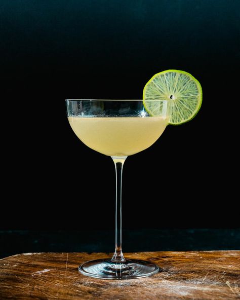 The gin gimlet is a classic cocktail made of lime juice and gin. Here's an easy recipe for this refreshing drink that takes only 5 minutes to make! French Gimlet, Watermelon Gin Cocktail, Best Gin And Tonic, St Germain Cocktail, Gin Gimlet, Vodka Gimlet, Gimlet Recipe, Best Gin Cocktails, Gimlet Cocktail