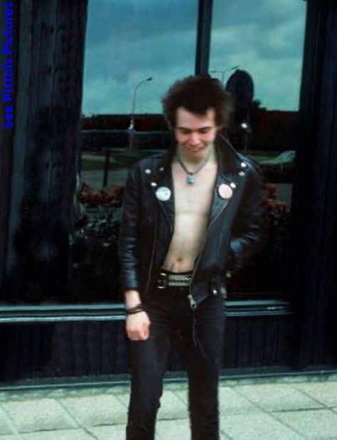 Photo Shoot Outside, Helsingborg Sweden, Rock Star Outfit, Sid And Nancy, Punk Boy, 70s Punk, Johnny Rotten, 80s Punk, Morning Photo