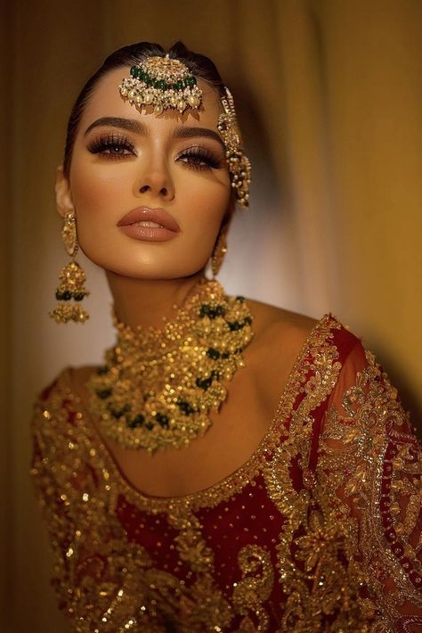 Don't let the heat put your makeup goals in the back burner. Here's an expert approved Summer Makeup Trends and Application Guide, for 2021 brides. Find the expert recommended way of applying makeup as per your skin type. Pakistani Bridal Look, South Asian Wedding Makeup, Pakistani Makeup, Summer Makeup Trends, Indian Wedding Makeup, Asian Bridal Makeup, Pakistani Bridal Makeup, Bridal Makeup Wedding, Indian Makeup