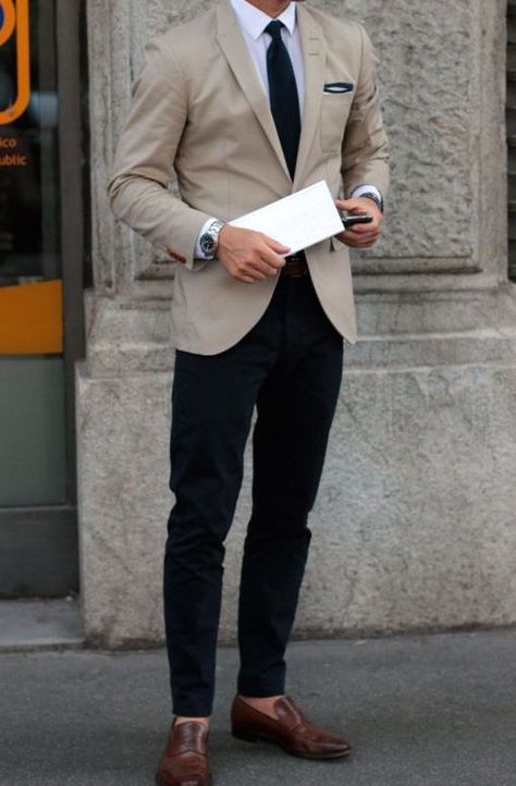 Men's Beige Blazer, Light Blue Dress Shirt, Navy Chinos, Brown Leather Loafers Suits Men Summer, Summer Chique, Summer Color Combos, Ironman Tattoo, Summer Wedding Suits, Luxurious Clothes, Best Wedding Suits, Light Blue Dress Shirt, Blazer Outfits Men