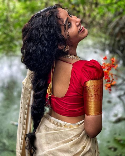 Onam Fashion, Traditional Half Saree Designs, Blouse Designs Back Neck, Curly Indian Hair, Blouse Designs Back, Anupama Parameswaran Cute Face, Saree Beautiful, Female Celebrity Fashion, Anupama Parameswaran